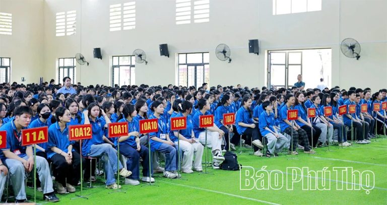 Tư vấn, hướng nghiệp “Tuổi trẻ Đất Tổ – Khát vọng vươn ra biển lớn”